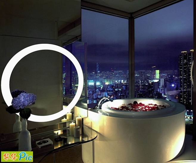 [现代都市别墅浴缸设计，落地窗欣赏夜景很...