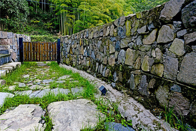 木门及石材围墙