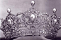 这顶王冠是奥地利珠宝商Kochert 制造的，是弗兰茨约瑟夫皇帝送给他和茜茜公主的小女儿玛丽法莱利公主的