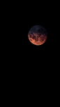 爱思壁纸[cp]【一段视频回看昨晚的超级蓝血月全食[憧憬]】昨晚，超级月亮、蓝月亮、红月亮“三月合一”的“超级蓝血月全食”天文奇观，时隔152年横空出世，惊艳世人，引无数人“举头望明月”数小时[太开心]。