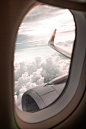 飞机窗口的选择性聚焦照片