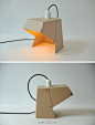 【折纸灯】设计师Terkel Skou Steffensen采用可再生纸进行简单的结构设计，制作了这款台灯，折叠的方式在不使用的时候便于收纳，更便于在包装和运输。