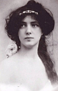 Evelyn Nesbit（1884－1967）美國知名藝術模特兒。出生在賓夕法尼亞州，父親是一名律師。她後來成為吉布森女孩，與Stanford White合作《The Girl in the Red Velvet Swing》（紅色絲絨秋千上的少女）為其代表作（圖九）。