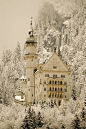 【德國新天鵝堡Neuschwanstein Castle】，這座城堡是巴伐利亞國王路德維希二世建造，位在德國巴伐利亞省福森市，在德國東南與奧地利的邊界上，城堡就蓋在隸屬阿爾卑斯山山脈一個近一千公尺高的山頂上新天鵝堡的外型也激發了許多現代童話城堡的靈感，包括美國加州迪士尼和香港迪士尼樂園的睡美人城堡