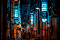 #灵感的诞生# 摄影师Xavier Portela用镜头记录下日本神户市的巷尾夜景，表面的安静下掩盖着浓浓的烟火气息，仿佛只要移开定格的镜头，便是热闹的夜市以及不得不说，红蓝调色真的很适合夜景呀 ​​​​