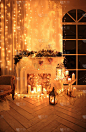 圣诞室内设计温馨舒适的夜晚，圣诞树装饰着彩灯，礼物，玩具，鹿，蜡烛，灯笼，室内壁炉照明。假日客厅魔法