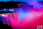 尼亚加拉瀑布位于加拿大和美国的交界处，瀑布周围的各种巨型聚光灯在夜幕降临之际都会散发光芒，并同时照亮瀑布。在霓虹灯的五彩灯光下，尼亚加拉瀑布烟雾缭绕，仿若仙境一般。