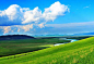 呼伦贝尔的夏天，被誉为中国最美的夏天，不仅因为景美，而且气候宜人，平均气温16℃-21℃，绝对是避暑的最佳去处，站在草原上，看蓝天上云卷云舒，心胸就会像草原一样广阔，那醉人的绿色招引着每一个自由的灵魂。广袤无垠的草原上镶嵌着纵横交错的河流，成群的骏马在河边低头觅草，蒙古包前的牧马人拉着老旧的马头琴，遥望着草原尽头松涛激荡的原始林海…贴士：7、8月白天多以短袖、长裤的穿着为主，但昼夜温差大，夜晚气温可能特别低。夏天草原上蚊虫活跃，所以尽量不要穿着短裤。舒适的旅游鞋、防晒的帽子和太阳眼镜是必不可少的。