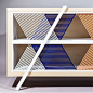 罗马尼亚设计师Ana Barbu设计了一款多边的餐边柜，他没有我们熟知的柜门，而是用遮板所替代！遮板分为三种颜色，均由20根倾斜的金属构成。滑动的遮板形状，可以根据自己的喜好组合成不同的几何形状！