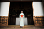 お寺で着物姿の熟女 - kimono ストックフォトと画像