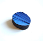 FLORA VAGI-HU: Brosche WAVES OF BLUE Ebenholz, Pigment, Acryl