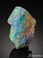 贵蛋白石，英文名为opal，音译为欧泊。化学成分为SiO2· nH2O是水合二氧化硅，球形的二氧化硅之间的空隙导致了光的衍射，产生了色彩绚丽的变彩效应。与多数宝石不同欧泊属于非晶质没有固定外形。由于含有的水分子最高可达到10%，所以随着时间的流失有可能会逐渐变干并出现裂缝，也就是所谓的“失水”。
