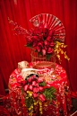 中西结合婚礼，玩转混搭风+来自：婚礼时光——关注婚礼的一切，分享最美好的时光。#鸟笼桌花# #中式扇子桌花# #手捧花#