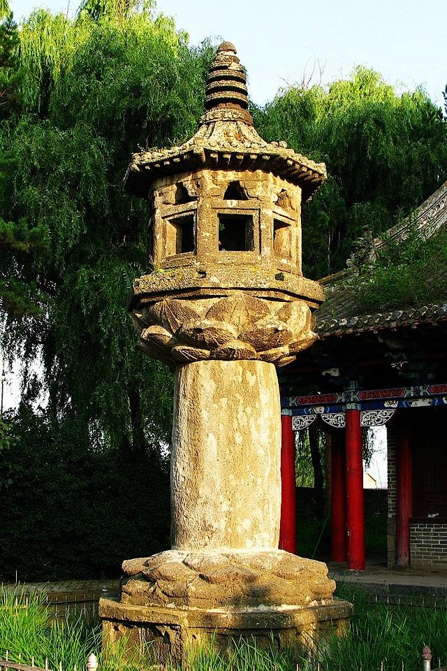 石灯幢，唐代渤海国遗物，位于黑龙江宁安兴...