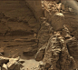 NASA公布好奇号漫游车发回的最新火星照片，展现了一个令人称奇的火星山地地貌。好奇号漫游车正沿着火星山前进，它拍下了多变的山丘和岩石，其中包括了类似地球沙漠地区的岩石层。火星的层状砂岩在很多方面都与地球相似，不同的是这些岩石存在的时间远比地球的更漫长。NASA同时公布了这些照片的原图。