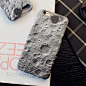 月球陨石手机壳：可以尝试各种逼真纹理