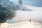 雾里人家
河谷边，村居静静地被笼罩在晨雾里。竹筏经过，荡起涟漪。。。
