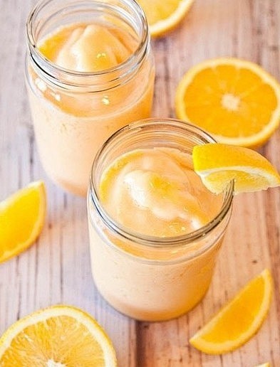 【柳橙冰沙】材料：1罐濃縮橙汁、1杯牛奶...
