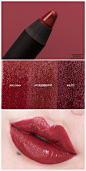 #资讯分享#译：NARS x SARAH MOON 合作限定系列LIP&EYE套装，内含两个迷你AUDACIOUS系列唇膏和AUDACIOUS睫毛膏。唇膏色号LESLIE，暖砖红色，持久力高。色号BETTE，血红色，颜色非常性感微妙，推荐咬唇妆。
睫毛膏的刷头拥有超过200根的细毛，刷头前端无液体堆积，帮助睫毛从根部细密地刷均，干净无堆积地完成卷翘的睫毛。CHEEK&LIP套装，内含四个腮红色和一个唇笔，唇笔色号GOLSHAN，跟LESLIE比较时更偏红，灰色和白色共存的暗红棕色。
腮红色