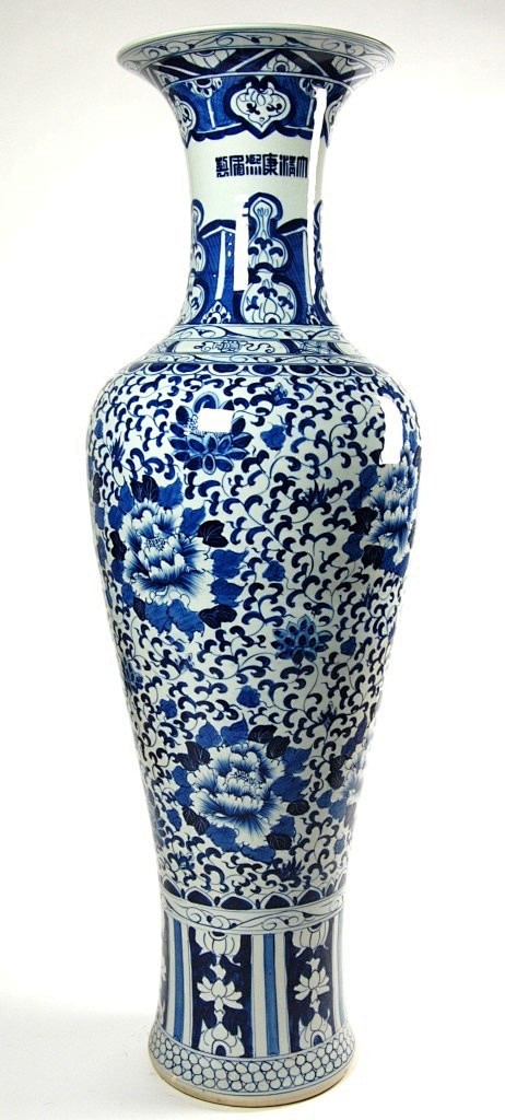 蓝与白大中国陶瓷牡丹花瓶