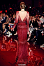 看一系红色礼服，在清冷的冬天点燃眼睛。Elie Saab Haute Couture Fall 2013，设计师说这一季灵感是来自王公贵族皇冠上的各色宝石，热情奔放，高贵典雅。