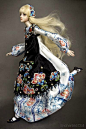 “Enchanted Doll”直译过来就是“被施了魔法的人偶”，来自于一个叫Marina Bychkova的俄裔金发女孩所创作的陶瓷娃娃。“Enchanted Doll”有着精致到诡异的妆容，和Marina为他们精心打造的令人瞠目结舌的华丽服饰。