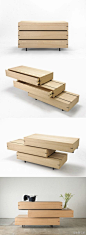 日本设计师芦沢启治（Keiji Ashizawa）设计的Drawer Shelf，改变了通常斗柜的使用方式，不仅是抽屉，柜子本身成为可以移动的部件，功能可能性和造型感因此大为增强。 @北坤人素材