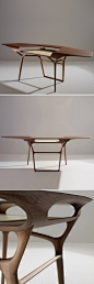 出身艺术世家的法国设计师Noe Duchaufour-Lawrance近年被称为是奢侈品设计天才，他的作品明显带有“新艺术”的浪漫色彩，图片是他为Ceccotti Collezioni设计的一张书桌。via：http://t.cn/zOWdAvO
