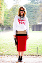 时尚撰稿人Tiany Kiriloff身着红色标识卫衣，层叠交错的夸张项链增加了卫衣的隆重感，人如卫衣上的标识“Bloody Mary”一般醇香浓厚。