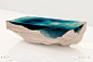 Duffy London工作室推出一款惊艳无比桌子。设计师Christofer Duffy用玻璃制作出海床的效果：木材构成了海洋的地质剖面图，而一层层或深工浅的玻璃则达到海水湛蓝、浅蓝的神秘、变幻莫测的深渊效果。它既是家具，也是件让人惊艳到移不开目光的艺术品。售价5800磅。