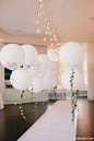 【用白色大气球装饰的订婚派对】  (分享自 @最佳婚礼灵感) 完整内容点击： O网页链接