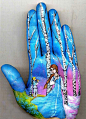 俄罗斯音乐家、画家Svetlana Kolosova，她用自己的手掌为画布，在方寸之间为我们展示出了非常奇幻的场景