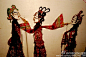 【皮影戏  2011年列入中国非物质文化遗产】中国皮影戏是一种以皮制或纸制的彩色影偶形象，伴随音乐和唱腔表演故事的戏剧形式。皮影艺人在幕后用木杆操控影偶，通过光线照射在半透明的幕布上创造出动态的形象。皮影艺人有许多绝技，诸如即兴演唱、假声扮演，一个人同时操纵数个影偶，以及能够演奏多种不同的乐器。
汉妃抱子窗前耍，巧剪桐叶照窗纱，文帝治国平天下，制乐传于百姓家。

张灯作戏调翻新，顾囊徘徊知逼真。环佩姗姗连步稳，帐前活见李夫人。

一口道尽千古事，双手挥舞百万兵。

三尺生绢做戏台，全凭十指逞诙谐。有时明月
