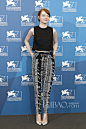 艾玛·斯通 (Emma Stone) 身着普罗恩萨·施罗 (Proenza Schouler) 2015早春度假系列上衣&长裤，搭配克里斯提·鲁布托 (Christian Louboutin) 高跟鞋亮相2014年第71届威尼斯电影节《Birdman》媒体见面会