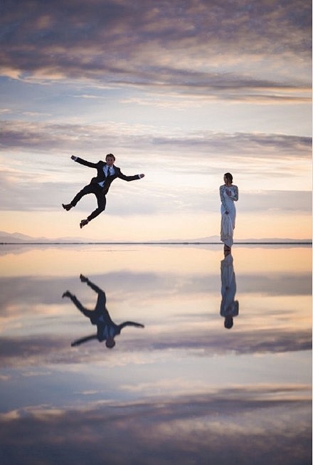 美国一对夫妇在犹他州邦纳维尔盐碱滩，拍摄...
