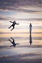 美国一对夫妇在犹他州邦纳维尔盐碱滩，拍摄的一组非常惊人、浪漫的婚纱照。浅浅的湖水如一面镜子，映射着天空、白云、晚霞。。。水天共融，画面美到不敢相信！