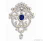 【设计分享】5月28日，Phillips 将在香港举行「Jewels & Jadeite」珠宝春拍，呈现157件珠宝单品。最受瞩目的是一条镶嵌21颗、总重52.50ct克什米尔蓝宝石的项链，为近10年公开拍卖中唯一一条全部镶嵌克什米尔无烧蓝宝石的大型项链，古董拍品中最引人注意的是一对 Cartier 水果锦囊夹针