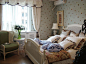 三居温馨时尚风格124平房屋卧室床休闲椅背景墙装修效果图