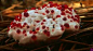 血牙蘑菇 学名：Hydnellum pecki，一般生长在太平洋西北部和欧洲中部地区的松树林中。有着奇特的外形，有像血液一样的亮红色液体从表面渗出。
血牙又名：魔鬼的牙齿，草莓蘑菇、奶酪蘑菇，它虽然没有毒性，但会释出一种极端的气味，来避免动物的吞食。
血牙蘑菇的“血液”，经分析，包含一种叫Atromentrin的抗凝剂，作用类似于自然有机抗凝血代理肝素。#蘑菇#