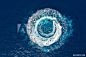 Ein Motorboot formt einen Kreis aus Luftblasen auf dem blauen Meer