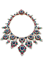 这款BVLGARI宝格丽70年代风靡全球的高级珠宝项链，便是品牌2009秋冬皮具系列的灵感来源。它将红宝石、祖母绿、蓝宝、黄金完美镶嵌一体，色彩交相辉映、相得益彰，堪称BVLGARI宝格丽的典藏之作。