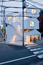 九个日本建筑师藤本壮介Sou Fujimoto设计的住宅项目 - 灵感日报 :   日本建筑师藤本壮介SouFujimoto是射长最爱的当代建筑师之一，其作品浪漫感人，许多不可思议的房子仿佛只能存在漫画中，而藤本壮介却将其一一实现。 接下来我们来细数一下藤本壮介设计过的住宅项目。 1.东京的House H 混凝土的方盒子…