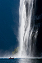 【伊瓜苏瀑布】最壮观的是魔鬼喉--位于82米高的U形悬崖。可以从两个地方去伊瓜苏瀑布，一个是从巴西的伊瓜苏出发，一个是从阿根廷的伊瓜苏港口出发，都可以到达。让我们来近距离的感受一下这个世界上最壮观的瀑布之一。