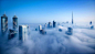 摄影师高楼拍摄迪拜雾中风景