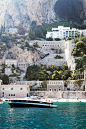 Amalfi Coast, Italy。阿玛尔菲海岸地带位于意大利坎帕尼亚区内，那不勒斯南方，占地11000公顷，阿马尔菲城镇建立于公元四世纪。历史上阿马尔菲城是主教教廷，后来成为商业中心。作为世界文化遗产的意大利阿马尔菲海岸，被美国《国家地理》杂志评为一生中必须去的51个美丽的地方之一。旅行者在如画的景致里，见到了历史，品尝了甜点，为考古美女所迷醉。这是全世界海军都知道的一个秘密：那不勒斯海湾是欧洲最漂亮的海港。 #国外# #街景# #城市# #美景#