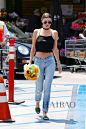 Miranda Kerr在洛杉矶外出。黑色吊带搭配牛仔破洞裤，休闲简约。现在流行Choker和金属色项链多层叠搭，让简单的look更为吸睛时髦。