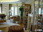 客厅欧式米黄木质沙发台灯绿植棕色灰色欧式客厅地毯窗帘壁灯样板间优雅