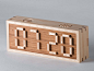 显示面上的四位数字由一根根木制笔划组成，由你手动排列，设定闹铃时间。一旦排成正确的时间数字，面板上之显示灯号将自动亮起，示意闹钟已成功设定。