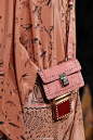 Valentino S/S 2017 Details / 秀场上同样吸引人的是包袋配饰，这两天最惹眼的当属仙女们斜跨腰间的烟盒包，虽然目测只能装支口红什么的，但精致小巧的模样也蛮讨人喜欢，还能跟大包一起背，看来 mini bag又要引发一阵潮流了~