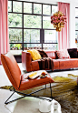 橘色的真皮沙发摆放出客厅的质感